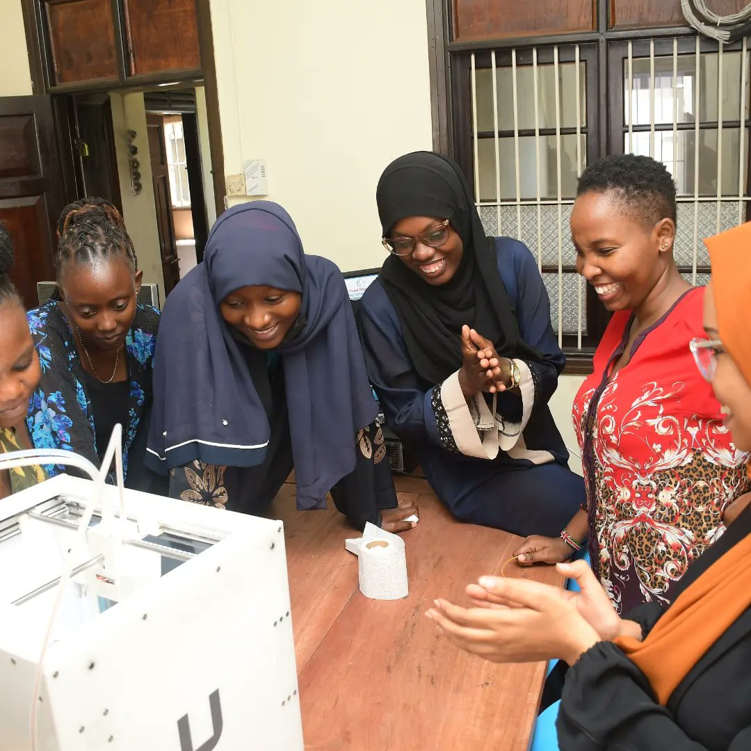 LatifaNoor5's tweet image. Today's class on 3d printing was testing the students on their understanding and creativity in designing a 3D design using @tinkercad. And how to upload the material for printing.
@pwaniteknowgalz #3Dprinting #codehack