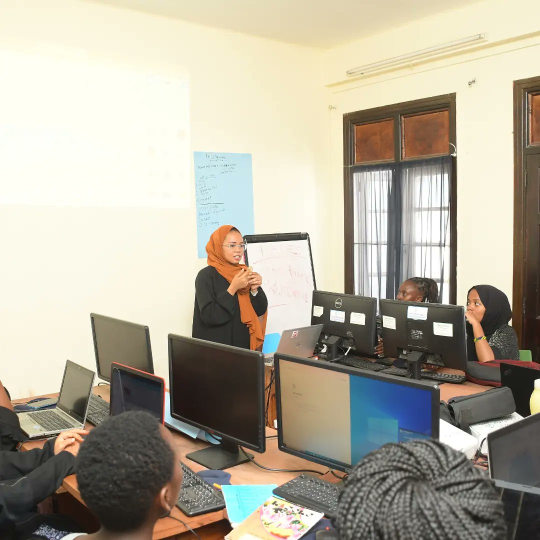 LatifaNoor5's tweet image. Today's class on 3d printing was testing the students on their understanding and creativity in designing a 3D design using @tinkercad. And how to upload the material for printing.
@pwaniteknowgalz #3Dprinting #codehack