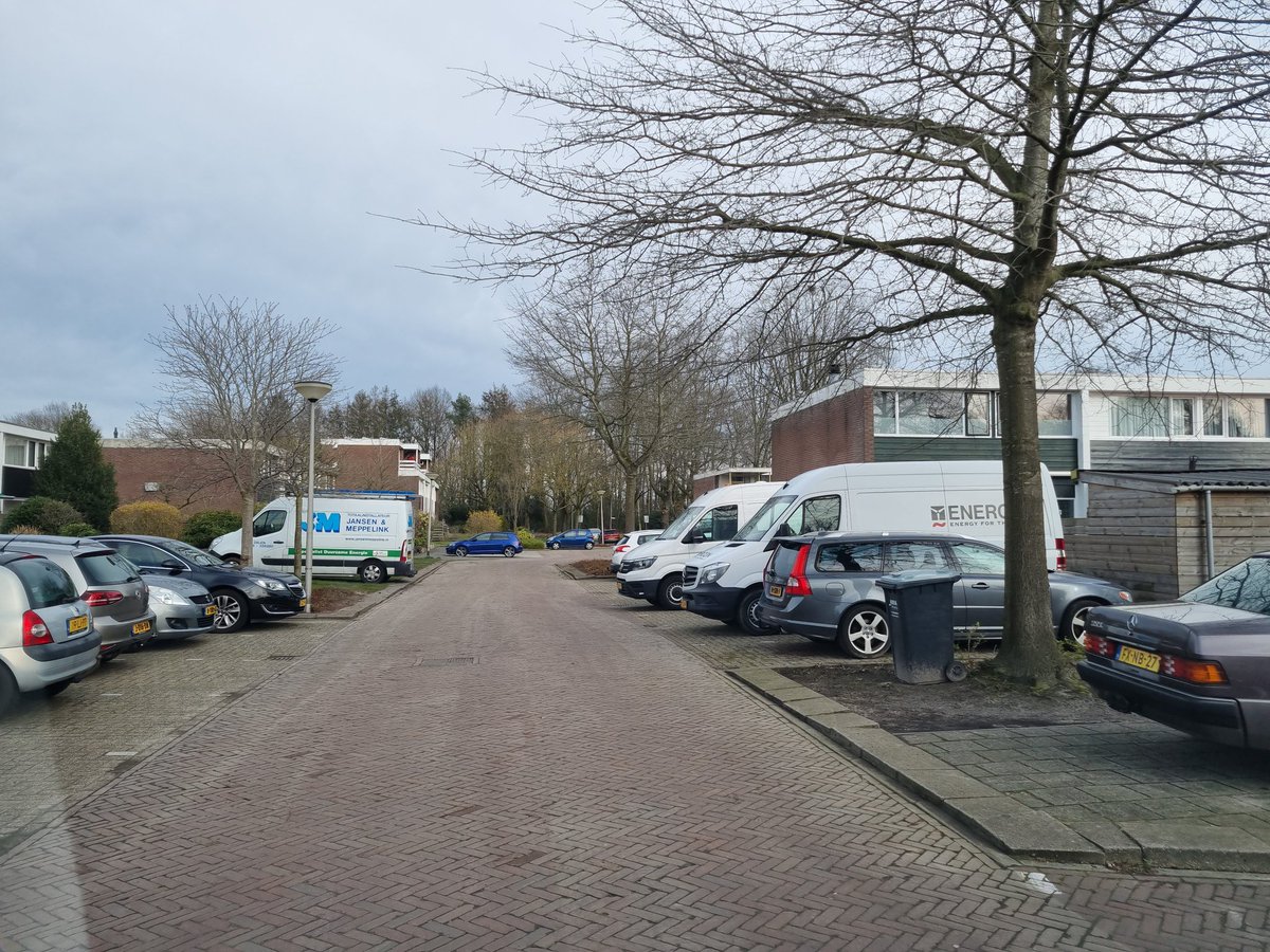 Parkeren grote voertuigen, hoger dan 2.40 en/of langer dan 6 meter binnen bebouwde kom is niet toegestaan. De bussen op de foto zijn 2.50 meter. Bij klachten treden we op.