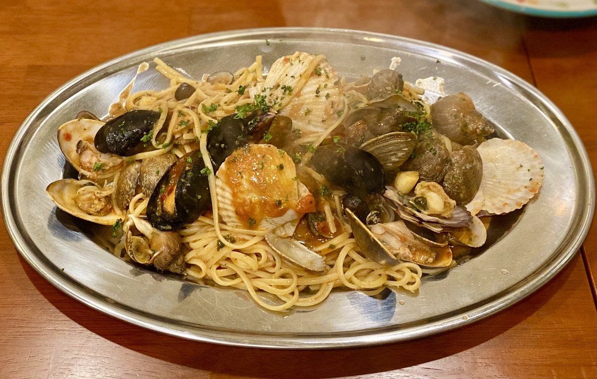 7716_togarashi's tweet photo. 自宅から歩いて30秒。凄いの食べました。美味‼️ TRATTORIA #TEPPE さんで貝尽しのリングイネ。濃厚でピリ辛のソースはハマります😋
いゃあ〜普段「海鮮」は好んで選ばないのですが、コレにして良かった👍
コッソリ『#特撰紀奥』も使ってみましたがソチラは別途、報告します💦 https://t.co/QUb79SJ3QF