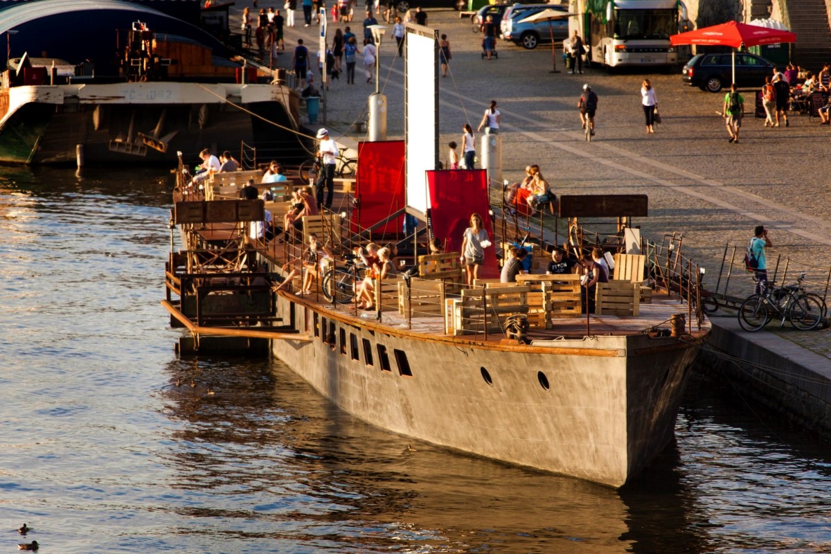 SibeeriaCZ's tweet image. Vypadá to na hezký #víkend (dle předpovědi ☀️/🌤️ a 13°-15° C), tak vás zveme na palubu (A)VOID Floating Gallery ⚓️🛟, lodi kotvící u železničního mostu na Výtoni. Je to náš největší pražský odběratel a o Sibeerku na čepu (ležáky+speciály) tam není nouze. O krásný #výhled také ne.