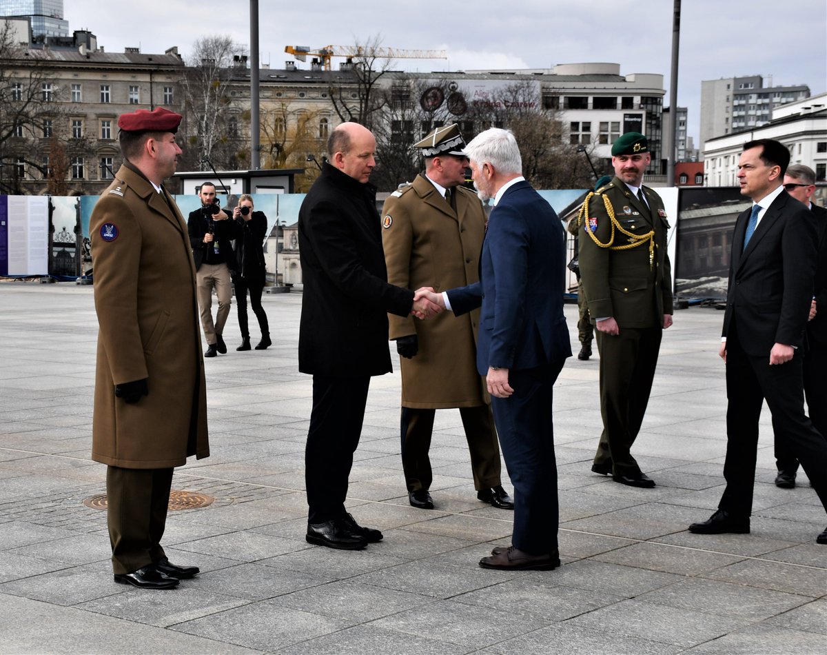 Radziwill_K's tweet photo. Dzisiaj swoją oficjalną wizytę w RP rozpoczął Prezydent Republiki Czeskiej Pan Petr Pavel. Miałem przyjemność towarzyszyć Panu Prezydentowi w ceremonii złożenia wieńca na Grobie Nieznanego Żołnierza w Warszawie. https://t.co/Nqi96zQLMr