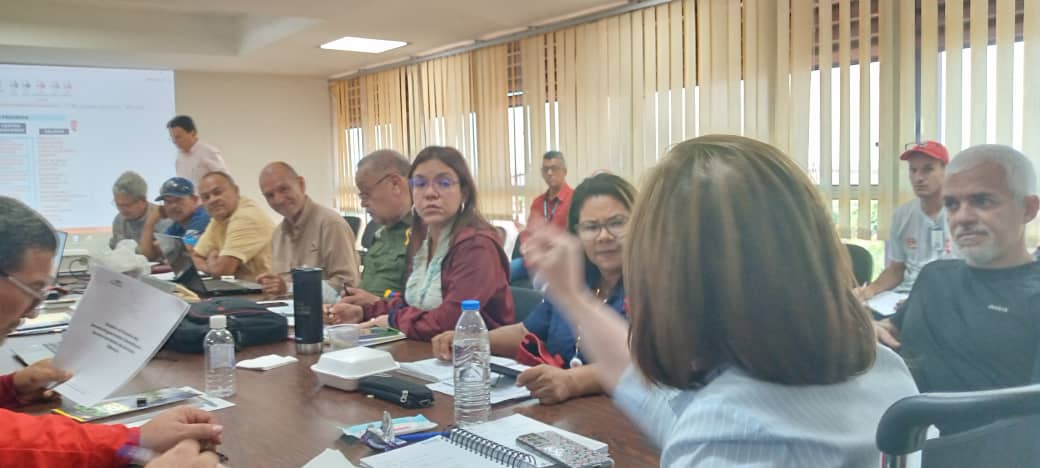 Infobolivar3's tweet photo. Apertura de la segunda reunión con la ministra Gabriela Jiménez y gremios de la masa laboral de Guayana en el marco de la creación del Centro de Investigacion e Innovaciòn de los Trabajadores y trabajadoras
@NicolasMaduro
@Mincyt_VE
@Gabrielasjr
@larosainfoven
@BrigadasCHCH https://t.co/tPFcv4hiey