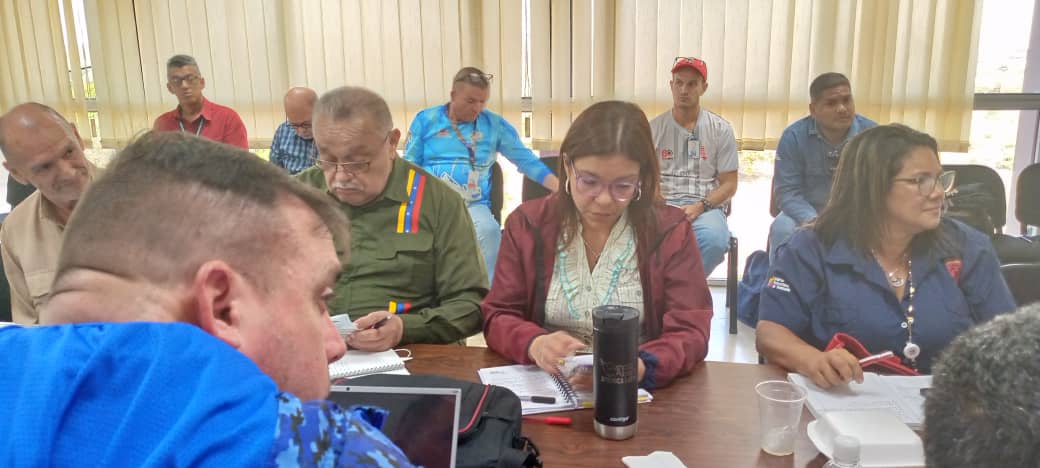 Infobolivar3's tweet photo. Apertura de la segunda reunión con la ministra Gabriela Jiménez y gremios de la masa laboral de Guayana en el marco de la creación del Centro de Investigacion e Innovaciòn de los Trabajadores y trabajadoras
@NicolasMaduro
@Mincyt_VE
@Gabrielasjr
@larosainfoven
@BrigadasCHCH https://t.co/tPFcv4hiey