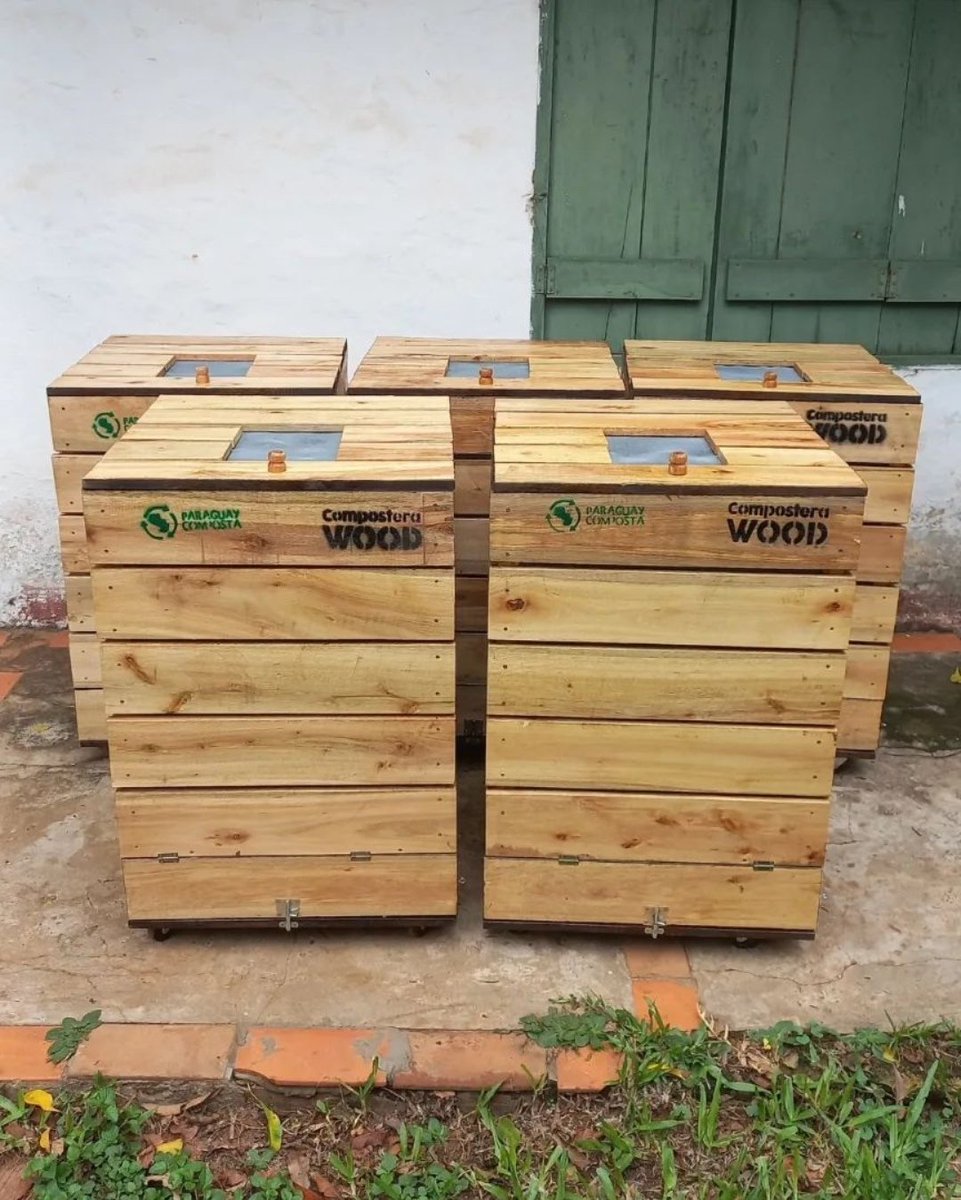 pycomposta's tweet photo. Nuevo stock de composteras disponible‼️
Ahora con rueditas😉🙌🏽
Hace tu pedido al 0994535811 🤗♻️🌱
Adquirí tu #compostera y empezá a aprovechar tus residuos orgánicos♻️🌎❤️
Cuidemos el planeta 🌎❤️ a través del compostaje ♻️
#compostaje #compostera #compost #abono #jardin #basura https://t.co/4yVOiEFaWO