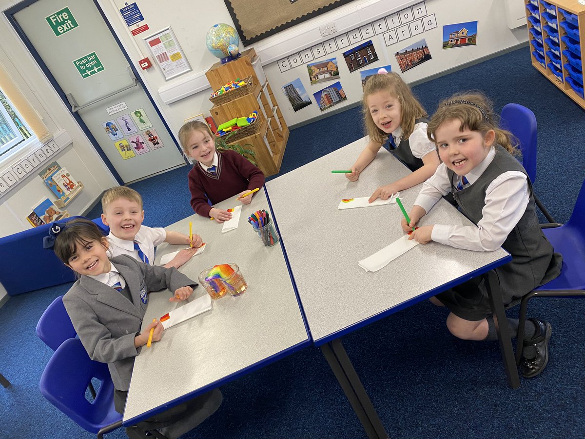 SGSYear1's tweet photo. Can you sing a rainbow? #SGSYear1 have been experimenting with one for #BritishScienceWeek2023 @ScienceWeekUK #SGSPrep π https://t.co/KoWvejMr7y