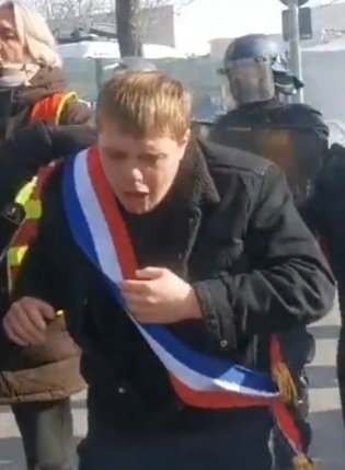 hussard93's tweet photo. @F_Desouche Merci aux gendarmes de nous offrir une si belle image de notre cher @LouisBoyard ! 😁 https://t.co/7Jd7py9cro