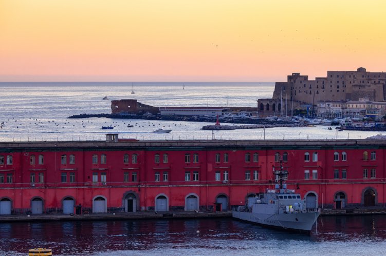 Difesa_Servizi's tweet photo. Lo sapevi che parte della famosa serie #MareFuori3 è stata girata presso il Quartier Generale della
@ItalianNavy presso il Molo San Vincenzo a #Napoli?!
Difesa Servizi può concedere temporaneamente a privati l’uso di location delle #ForzaArmate per produzioni cinematografiche. https://t.co/UT4uVGqpHd