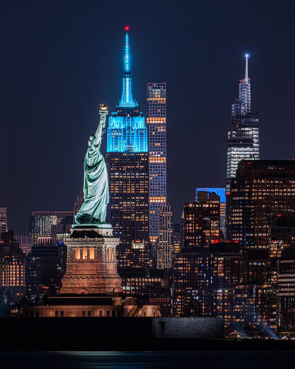 EmpireStateBldg's tweet photo. Cyan lights with @EPA &amp; @ENERGYSTAR 💙 
 
📷: mirlind.pocesta/IG #ESBright https://t.co/LshDm7jjT8