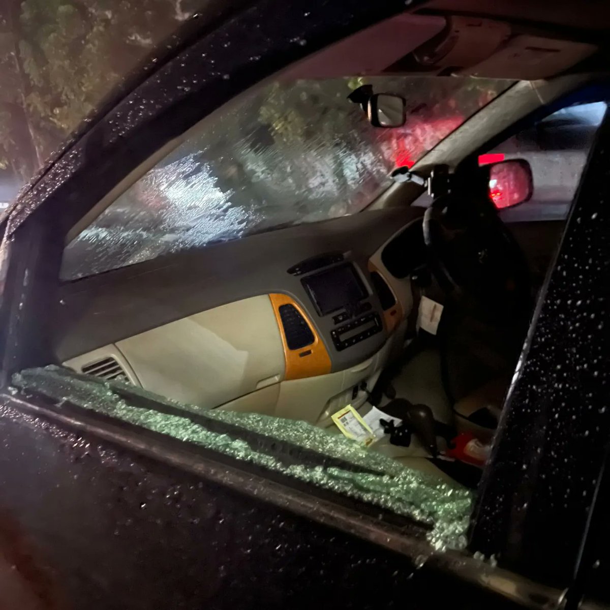 Salah seorang warga Kota Bandung, Erik, mengalami kejadian kurang mengenakan di mana dia menjadi korban modus pecah kaca mobil saat mobilnya di parkir di kawasan Dago, Kota Bandung, pada Rabu, (15/04) sekitar pukul 19.30.
#aboutbdgcom #bandung 

bit.ly/3mWjUAd