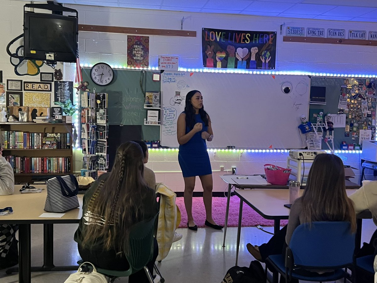 Gbhwildcats's tweet photo. Thanks to @laurynmossWAVY from @WAVY_News for visiting with the Great Bridge #journalism students. #phojo #handsomlearning #communitypartners https://t.co/didGtKDFxi