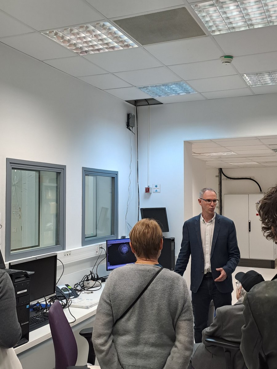 CEA_Jacob_'s tweet photo. [🧠👨‍🔬👩‍🔬 #SDC2023] 📸 Retour en images sur la visite organisée par @vaincralzheimer à #MIRCen avec le @lmn_far  sur le site @CEAParisSaclay de Fontenay-aux-Roses. 
L'occasion pour le grand public d'échanger avec nos chercheurs sur leurs travaux sur la maladie d'#Alzheimer . https://t.co/qXxox2oNpH