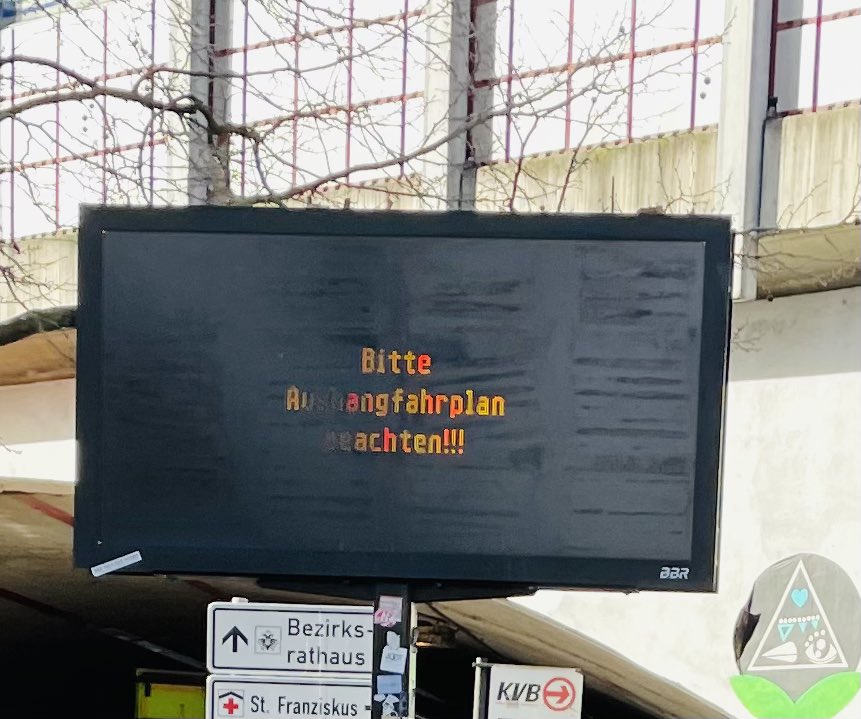 DBpbzfa's tweet photo. Ist das euer Anzeiger am Bhf Ehrenfeld (Ausgang Venloer Str.) @KVBAG oder betreibt @Koeln den? ☺️ https://t.co/K2VA1XrMKD