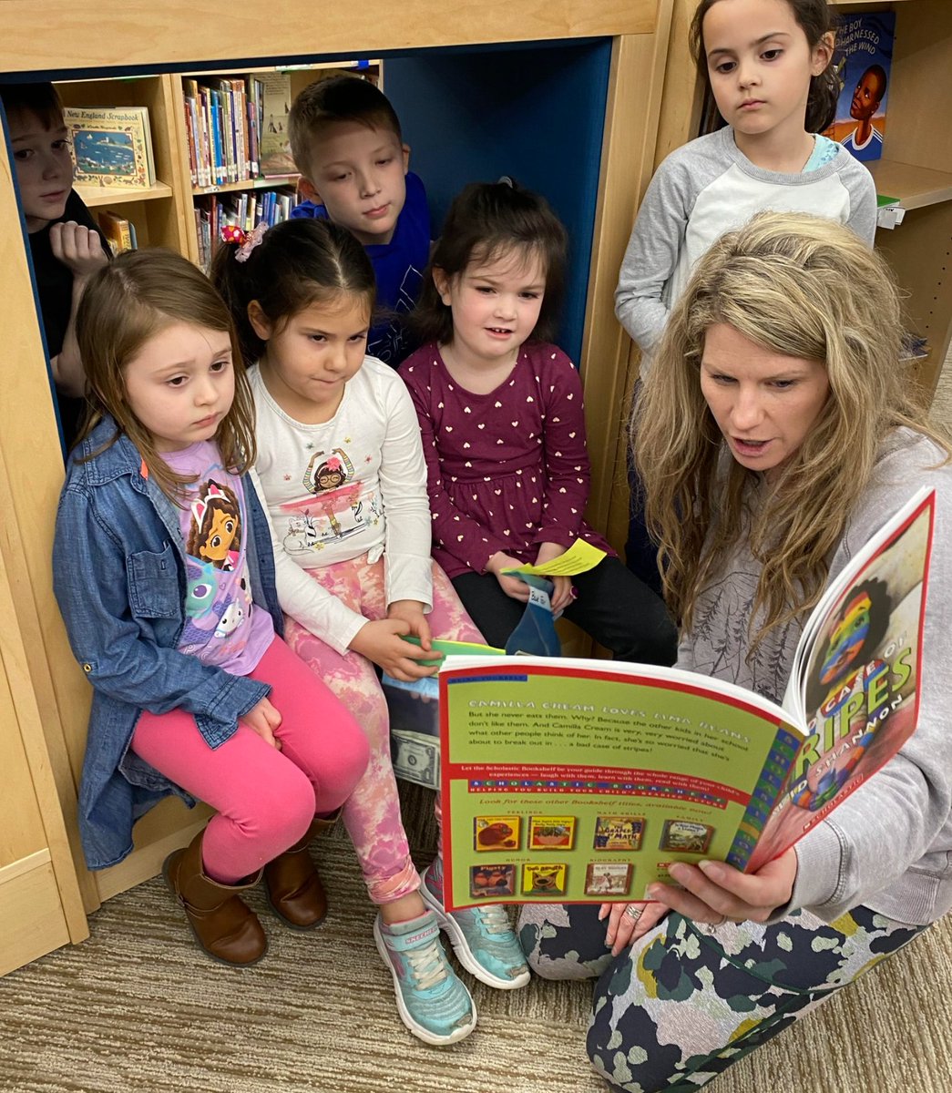 Tweet_DPS's tweet photo. Stop, drop & READ ππ Smith Elementary dropped everything and read as a whole school yesterday! @Smitty_Bulldogs
#DEARtime #trackingminutes #community #reading #literature #stopdropread #DPS #smithschool https://t.co/fifOu4G3mi