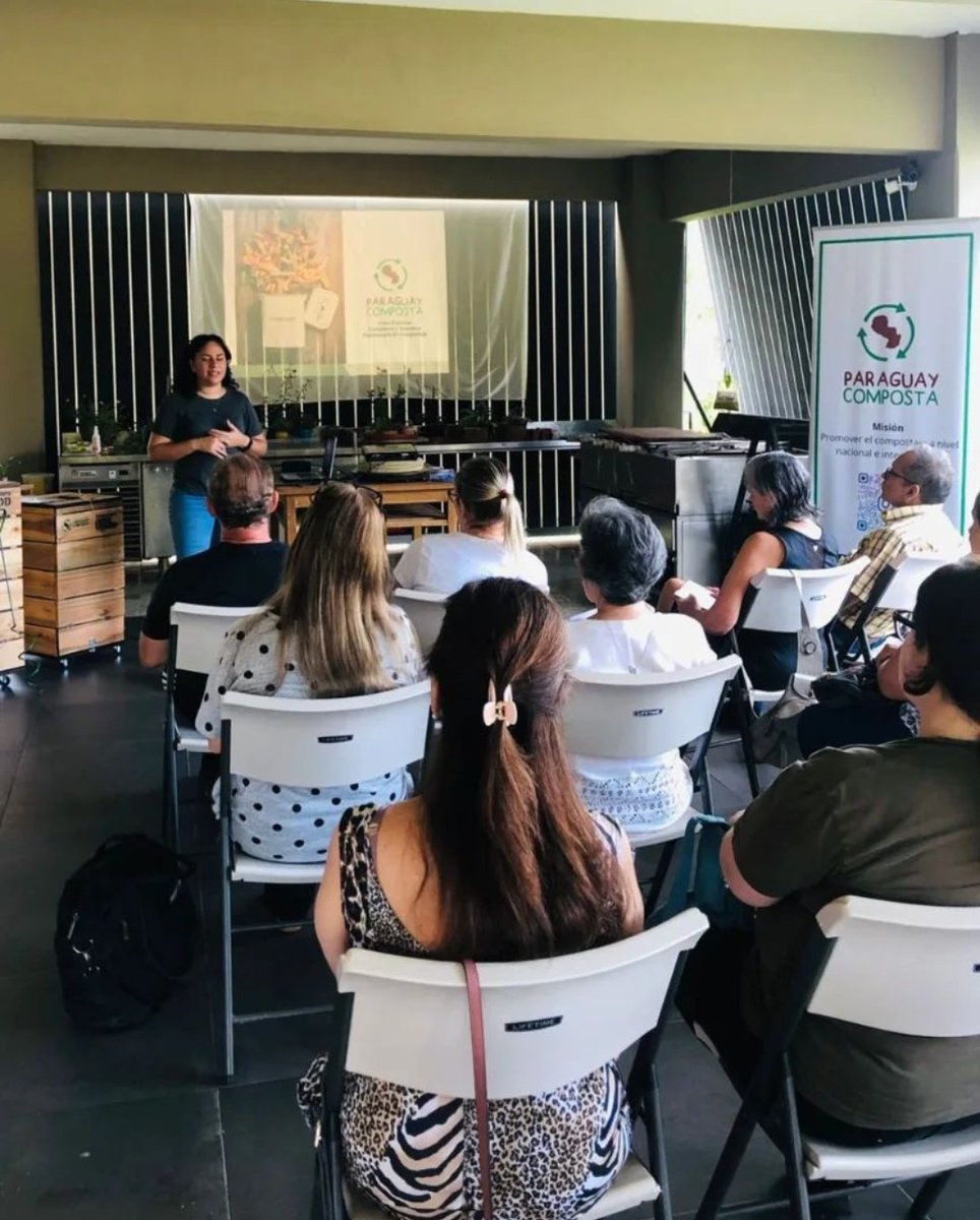 pycomposta's tweet photo. Fotos del taller en Surubi'i🤩♻️🌱🇵🇾
El sábado 25 de febrero realizamos un taller de compostaje en la casa de Verónica Arza, quien reside en el barrio cerrado.
Verónica organizó el taller para que otros vecinos también puedan empezar a compostar como ella y su flia🌎❤️ https://t.co/GyfTLD2otS