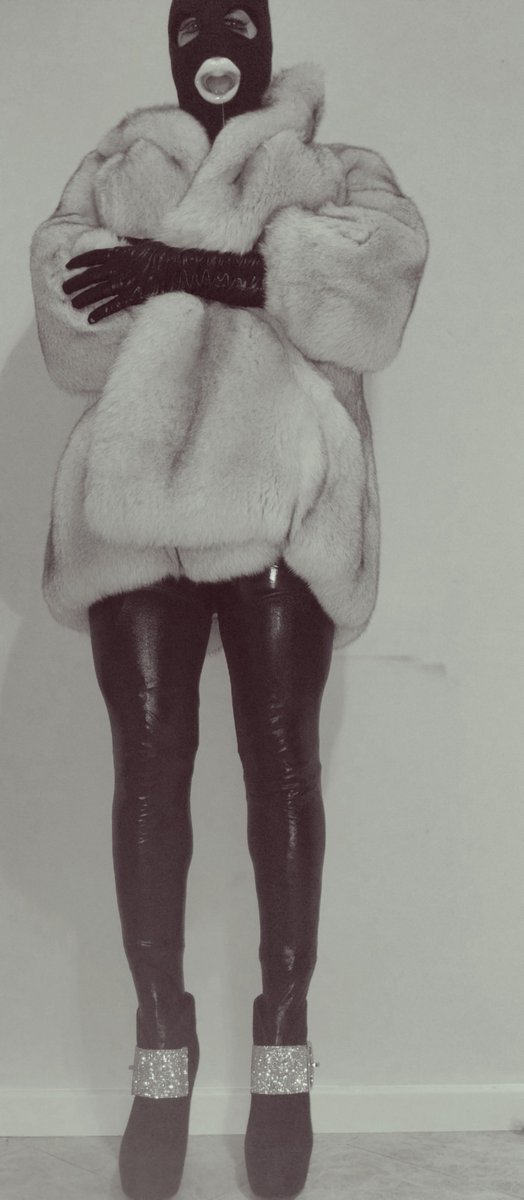 LuzziDanielle's tweet photo. Me myself and i
#fur #gloves #hood #eyelashes #drool #highheels #corset #rubberlips #rubbertits https://t.co/i8v2shRpK0