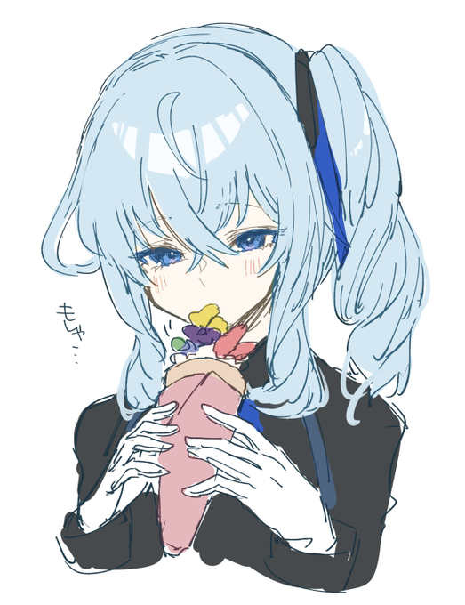 クレープに乗ってる花食ってる姿 