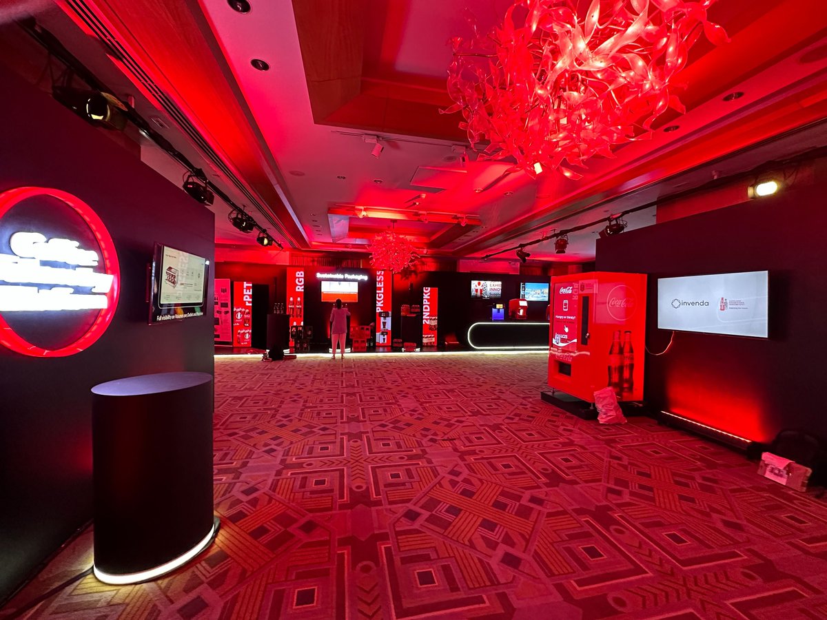 invendagroupag's tweet photo. This week, our representatives are at the Coca-Cola HBC Leadership Conference LC23 in sunny Cairo. ☀
Our machine is getting quite the red carpet treatment. 😉
It looks great bathed in red, don't you think?
#ADAPT2WINTOGETHER #automatedretail #InternetofRetail #smartvending https://t.co/1kZmemY6lP