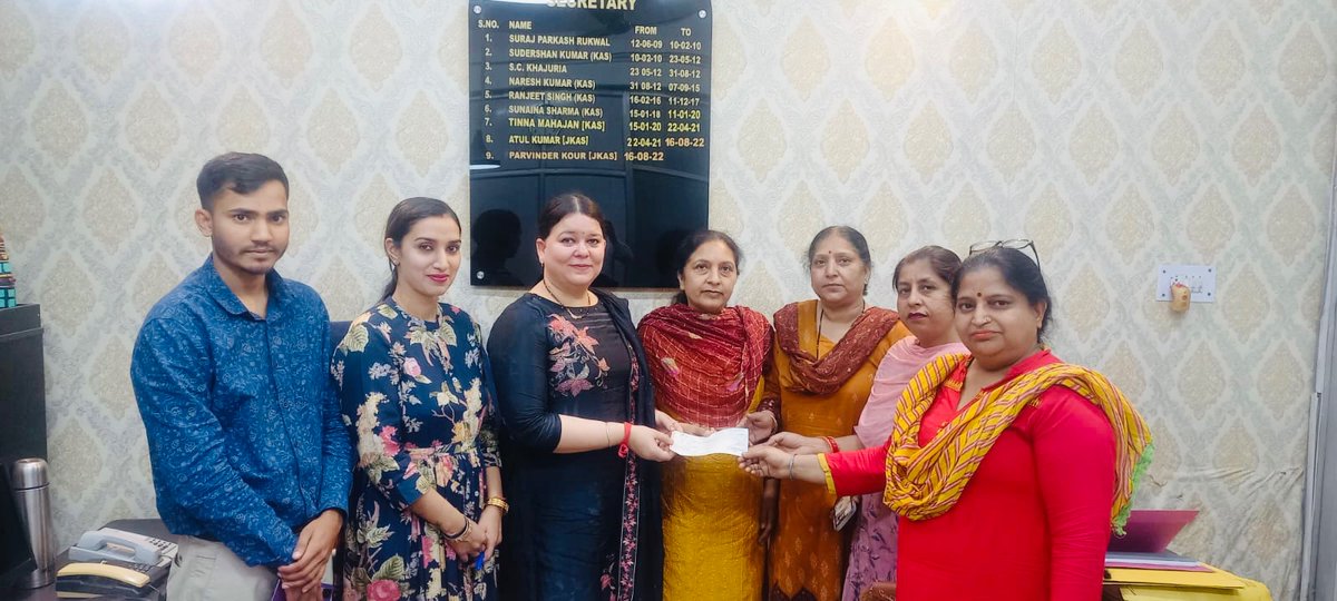 Handing over first cheque to SHGs for sale of products on Amazon# JMC as Seller for SHGs under
Deendayal Antyodaya Yojana – National Urban Livelihoods Mission 
the aim is women empowerment and to provide greater access to customer base for products made by SHGs <a href="/jmcjammu/">Jammu Municipal Corporation</a>