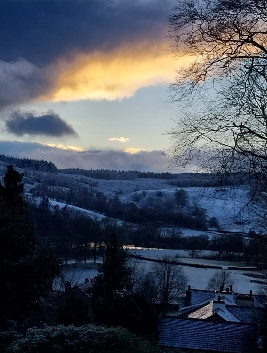 A beautiful evening shot from one of our lovely guests.

#snowdays #Snowfall #eveningsnow #sawrey #nearsawrey #sawreyhousehotel #LakeDistrict #cumbria #weather