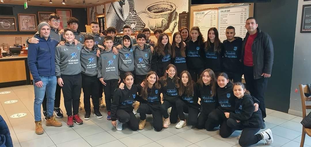 enverkarakaya's tweet photo. Gitar, piyano, bateri, keman çalıp, şarkı söyleyen, voleybol, futbol, basketbol ve satrancı oynamakla kalmayıp hep zirvesinde yer alan, sınavla girilen koleje yüksek derecelerle girmiş, örnek gösterilen 24 çocuğu öldürdünüz.
KA-TİL-Sİ-NİZ!
#isiasortakdavamız #isiashepimizindavası https://t.co/GxAMQ6ZVkZ