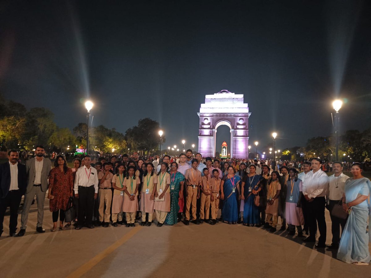 Day One of the educational tour of school students from #AspirationalDistricts of Andhra Pradesh and Tamil Nadu culminates with a visit to the 'Kartavya Path' in the backdrop of India Gate in New Delhi.