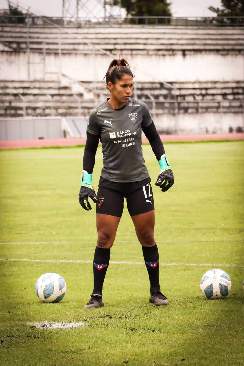 irenetobarmera's tweet photo. Hoy lo volvemos a intentar diferente.
Suave para estar y fuerte para fluir.
Sin derecho a rendirse. 👧🏽💪🏽
@GuerrerasLDU 🔴⚪️
@RinatOficial 🧤
#diosesbueno #irenetobar #mujervaliente #selflove #stronger #fútbol #motivation #girlpower https://t.co/taorGiS8Jk