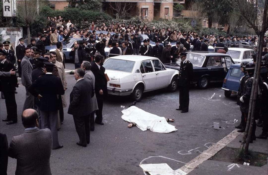 Quarantacinque anni fa,16 marzo 1978,Aldo Moro fu rapito dalle Brigate Rosse in via Fani, Iozzino, Leonardi, Ricci, Rivera, Zizzi, i cinque uomini della sua scorta, furono brutalmente assassinati. Uno dei momenti più tristi e bui della storia del nostro Paese.
Roma non dimentica.