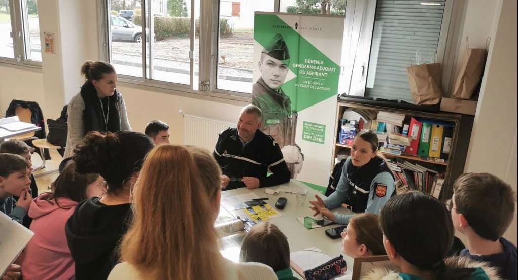 Gendarmerie_050's tweet image. Florine et Christian, gendarmes de la compagnie de Saint-Lô, ont animé un stand, hier 15 mars, à l'occasion du forum des métiers qui était organisé par le collège Jean Grémillon de Saint-Clair-sur-l'Elle. Ils ont manifestement su capter l'attention de leur auditoire ! #AvosCôtés