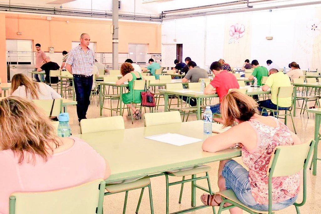 educacionEXT's tweet photo. ‼Ya hay fecha

El próximo 1️⃣7️⃣ de junio comenzarán las oposiciones 👩‍🏫👨‍🏫

✅De enseñanzas medias y de régimen especial de #Extremadura

👉5️⃣2️⃣9️⃣ plazas docentes
👉4️⃣8️⃣ especialidades

Hoy se ha publicado en #DOE la convocatoria 📋

🗞 https://t.co/wQvmjbEdjn https://t.co/YgY92tixoE