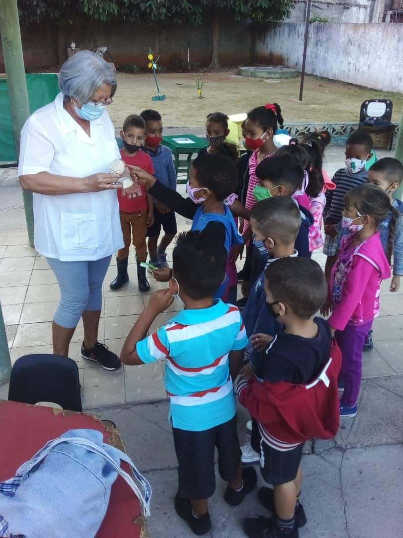 LuzardoMagdiel's tweet photo. 👉 Estomatólogos de #JagueyEnVictoria realizan actividades de promoción de salud en Círculo Infantil Zapaticos Blanco. "Solo el amor engendra la maravilla".🇨🇺💖🦷👩‍⚕ #JuntarYVencer #MejorEsPosible #Matanzas @mariofsabines @SuselyMorfaG @SunyGarca1 @gonzalez_meilys @DiosenisS https://t.co/ikKezoAdlB