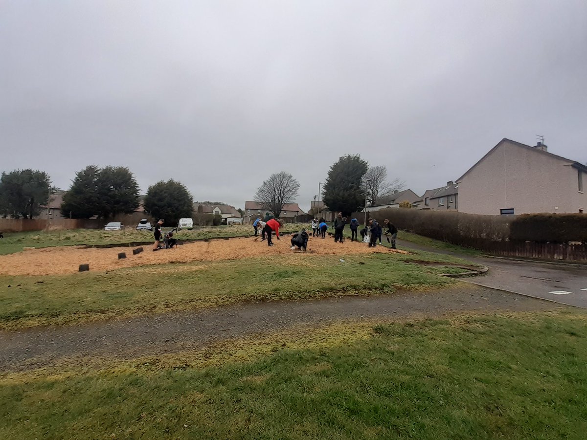 greenspacetrust's tweet photo. Primary 7 pupils @StColumbas2016 planting the New Boghall Wee Forest
#weeforest
@nature_scot
@LoveWestLothian
@Earthwatch_Eur https://t.co/14FjVhJVno