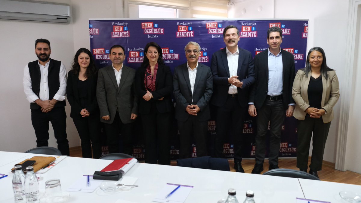 MAturkce's tweet photo. Emek ve Özgürlük İttifakı seçime aynı çatı altında girecek
https://t.co/D55lIWkSHx https://t.co/EuKreSRUQ4