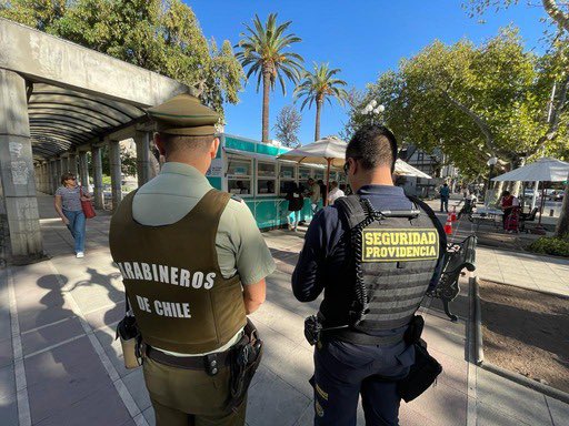 Muni_provi's tweet image. PATRULLAJE PREVENTIVO 🚨

En @Muni_provi unimos esfuerzos junto a la 19 Comisaría de @Carabdechile, y recorremos los distintos módulos de #PermisodeCirculación que hay en la comuna para reforzar las labores preventivas en terreno 💪🏻
¡Denuncia llamando al 📞1414!