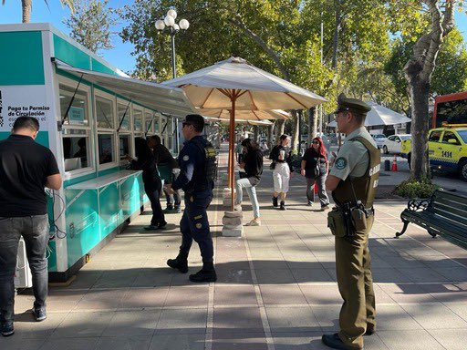 Muni_provi's tweet image. PATRULLAJE PREVENTIVO 🚨

En @Muni_provi unimos esfuerzos junto a la 19 Comisaría de @Carabdechile, y recorremos los distintos módulos de #PermisodeCirculación que hay en la comuna para reforzar las labores preventivas en terreno 💪🏻
¡Denuncia llamando al 📞1414!