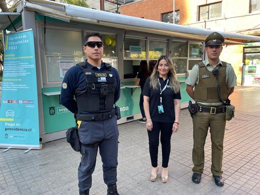 Muni_provi's tweet image. PATRULLAJE PREVENTIVO 🚨

En @Muni_provi unimos esfuerzos junto a la 19 Comisaría de @Carabdechile, y recorremos los distintos módulos de #PermisodeCirculación que hay en la comuna para reforzar las labores preventivas en terreno 💪🏻
¡Denuncia llamando al 📞1414!