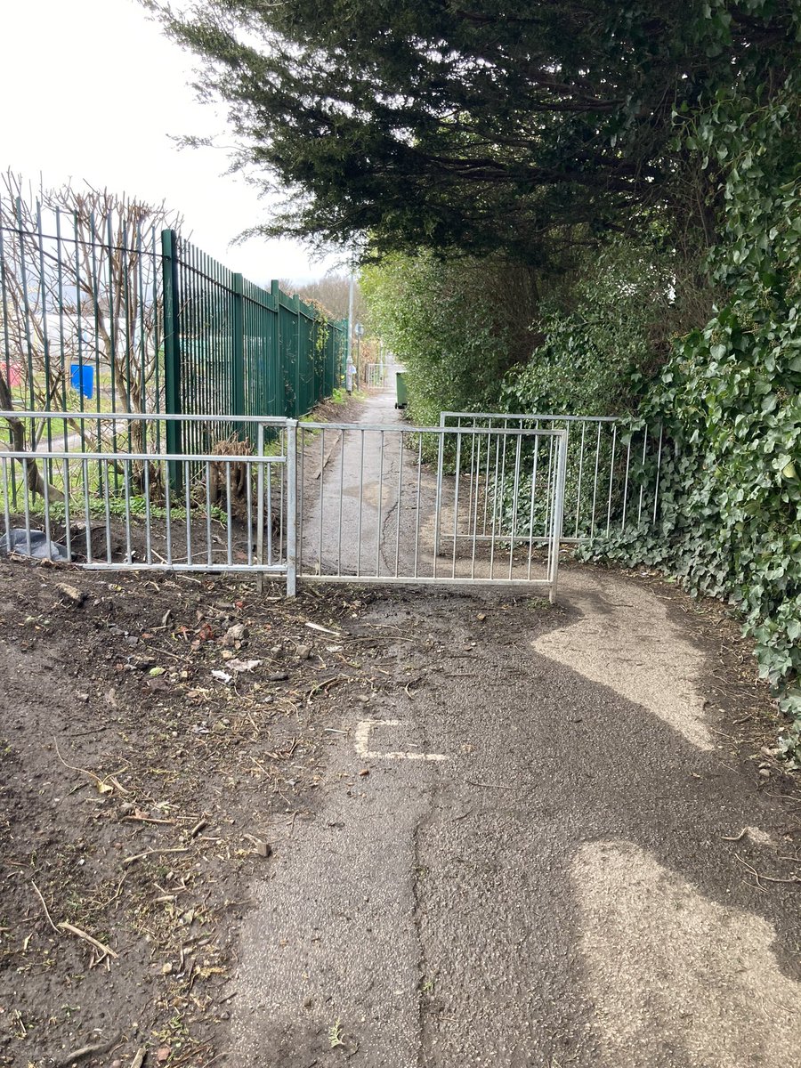 This extra barrier on the left has gone up recently. Care to explain how this is LTN/20 complient <a href="/ConnectingLeeds/">Connecting Leeds</a> barely got my cargo bike through, an adaptive cycle or less abled cyclist would be struggling here <a href="/LeedsCyclists/">LeedsCyclingCampaign</a> <a href="/LeedsCC_Help/">Leeds Council Help</a>