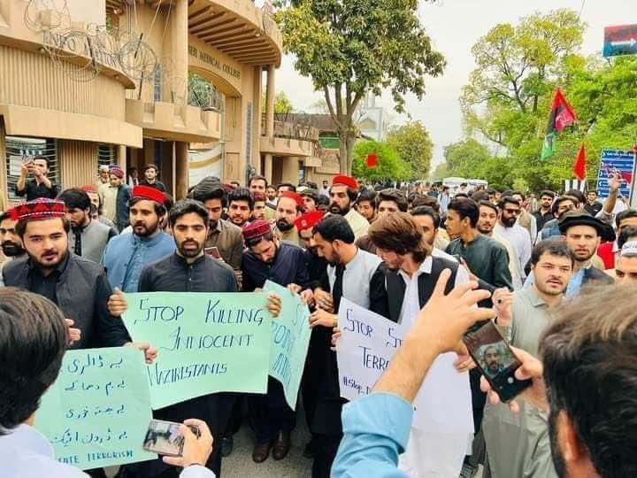 ManzoorPashteen's tweet photo. ڈرون حملے میں بچوں کو مارنے اور استعماری جنگوں کے خلاف۔
۲۰ سالوں سے فوجی آپریشن،عوامی حرکت پر پابندیاں، ریاست کی جیو پولیٹیکل مفادات کےلئے مسلح تنظیمیں رکھنا،لینڈ مائنز، نو گو زون=> یہ ان علاقوں کو Depopulate کرنے کےلئے ہے تاکہ وہ ان علاقوں میں اپنی استعماری پالیسیاں جاری رکھ سکے https://t.co/IS5oNFYjuU