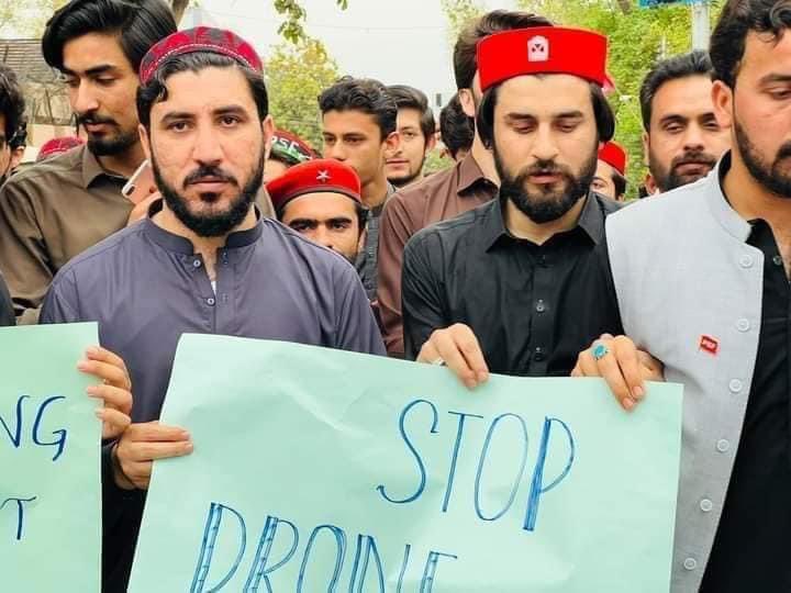 ManzoorPashteen's tweet photo. ڈرون حملے میں بچوں کو مارنے اور استعماری جنگوں کے خلاف۔
۲۰ سالوں سے فوجی آپریشن،عوامی حرکت پر پابندیاں، ریاست کی جیو پولیٹیکل مفادات کےلئے مسلح تنظیمیں رکھنا،لینڈ مائنز، نو گو زون=> یہ ان علاقوں کو Depopulate کرنے کےلئے ہے تاکہ وہ ان علاقوں میں اپنی استعماری پالیسیاں جاری رکھ سکے https://t.co/IS5oNFYjuU