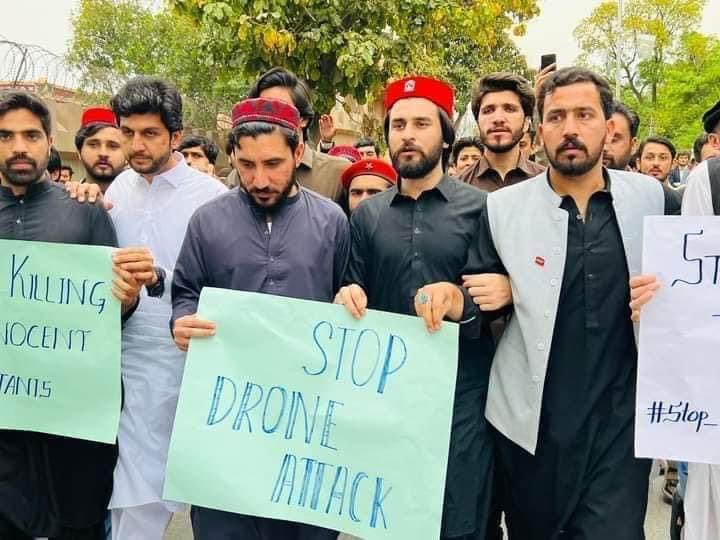 ManzoorPashteen's tweet photo. ڈرون حملے میں بچوں کو مارنے اور استعماری جنگوں کے خلاف۔
۲۰ سالوں سے فوجی آپریشن،عوامی حرکت پر پابندیاں، ریاست کی جیو پولیٹیکل مفادات کےلئے مسلح تنظیمیں رکھنا،لینڈ مائنز، نو گو زون=> یہ ان علاقوں کو Depopulate کرنے کےلئے ہے تاکہ وہ ان علاقوں میں اپنی استعماری پالیسیاں جاری رکھ سکے https://t.co/IS5oNFYjuU