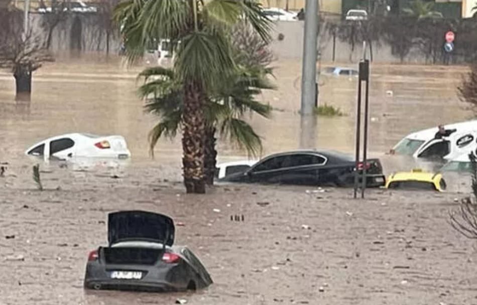 halilkarahanCHP's tweet photo. Şanlıurfa, Adıyaman, Malatya ve Diyarbakır'da yaşanan sel felaketlerinde hayatlarını kaybeden vatandaşlarımıza Allah'tan rahmet; yaralılara acil şifalar diliyorum. #GeçmişOlsunTürkiye https://t.co/N6L8YRuwwk