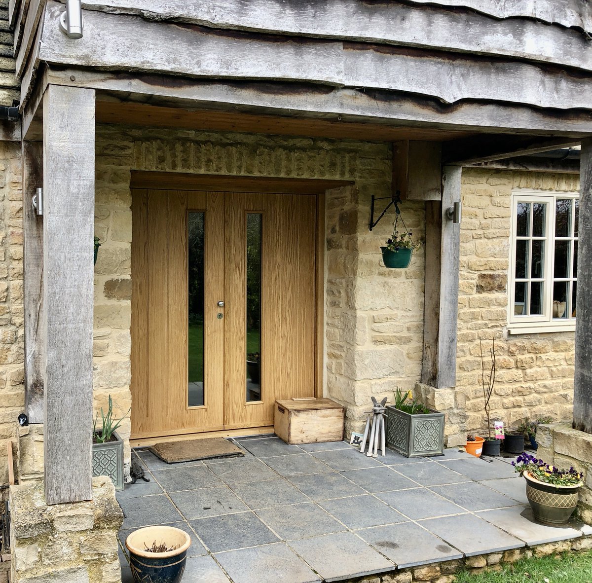 enlightwindows's tweet photo. Danish panel doors have a huge amount of choice and style, without compromising on performance. These PUR-insulated oak doors achieve a 0.95 overall U-value, and the automatic lock means the kids don't need to remember to lock the door behind them https://t.co/R4I8cKSoCT