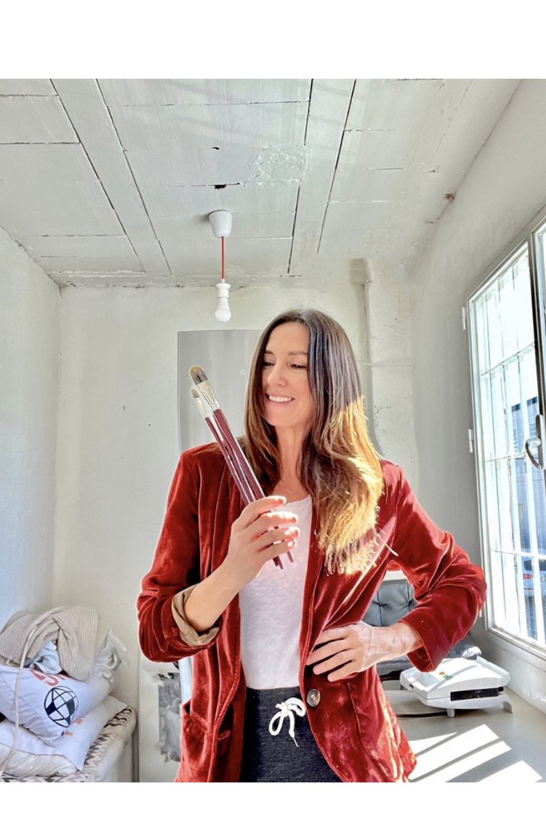 El proceso creativo y la magia tienen algo en común.
Así como el mago trabaja para el gran espectáculo final y no enseña sus trucos, el artista hace lo mismo con su proceso creativo.
Ya lo decía Patti Smith, el artista debe enseñar su obra, no sus heridas.