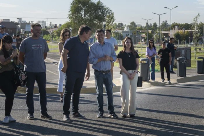 LudmilaGaitanX's tweet photo. ♻️En Neuquén Capital

⚠️Llegamos al 100% de cobertura de recolección de residuos domiciliarios
🚚Sumamos camiones 0 KM

📥Incorporamos 300 contenedores para residuos SECOS y HÚMEDOS #SepaRap

🗑Colocamos nuevos y modernos cestos papeleros https://t.co/7cvS9aj1bu