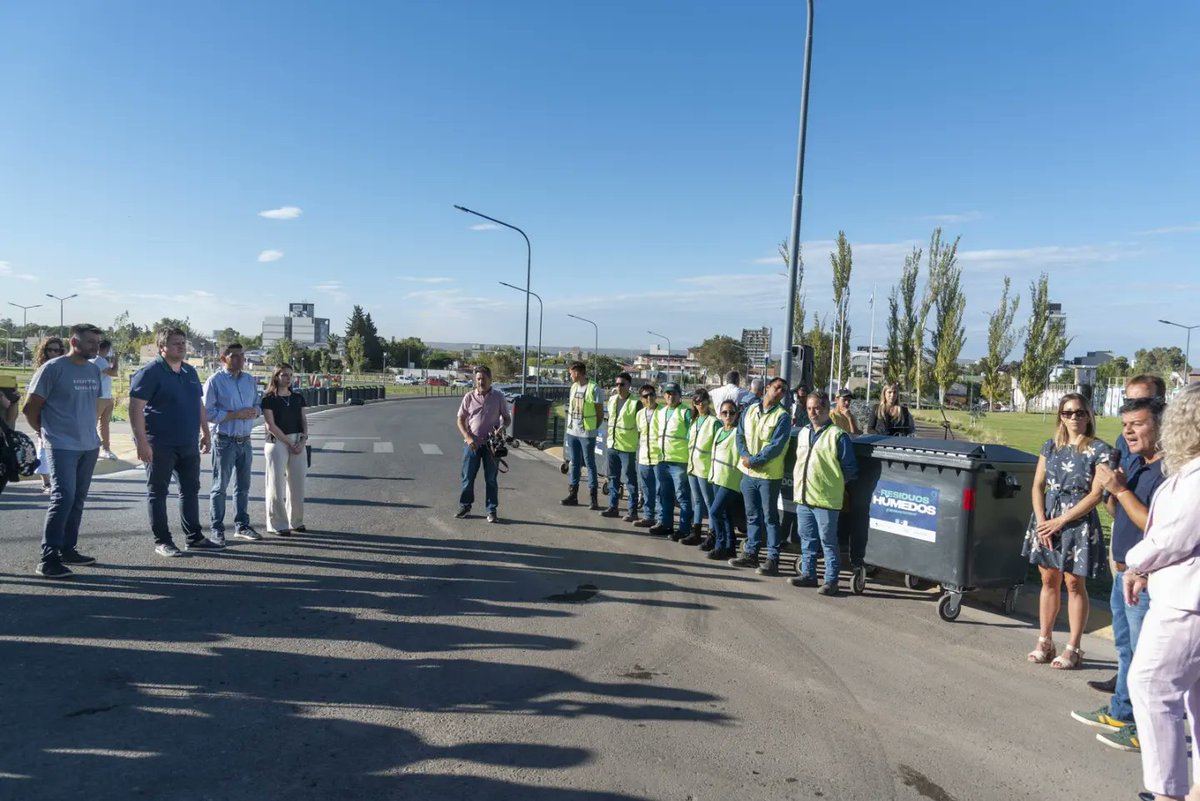 LudmilaGaitanX's tweet photo. ♻️En Neuquén Capital

⚠️Llegamos al 100% de cobertura de recolección de residuos domiciliarios
🚚Sumamos camiones 0 KM

📥Incorporamos 300 contenedores para residuos SECOS y HÚMEDOS #SepaRap

🗑Colocamos nuevos y modernos cestos papeleros https://t.co/7cvS9aj1bu