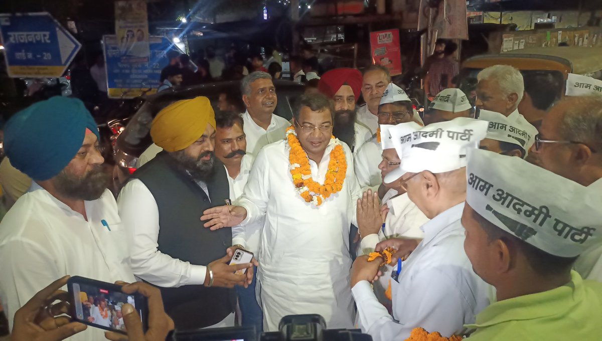 DrSushilKrGupta's tweet photo. गुरुग्राम में आम आदमी पार्टी के प्रति लोगों का क्रेज दिन-प्रतिदिन बढ़ता जा रहा है। आज वार्ड नंबर 25, ओम नगर में कार्यालय का उद्घाटन किया
उपस्थित लोगों ने गुरुग्राम नगर निगम से भ्रष्टाचार को उखाड़ फेंकने के लिए ईमानदार राजनीति की सूत्रधार @AamAadmiParty का साथ देने का आश्वासन दिया https://t.co/1XVayuECb7
