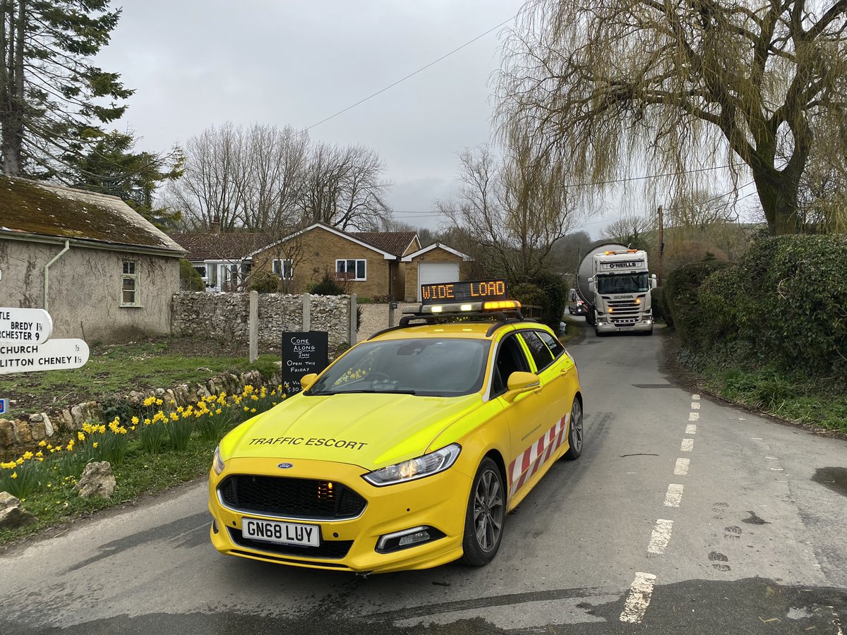 abnormal_loads's tweet photo. Todayโs job escorting this wide silo from #Ditcheat in #Somerset to #LittonCheney #Dorset. #AbLoads https://t.co/wEzgliRgpf