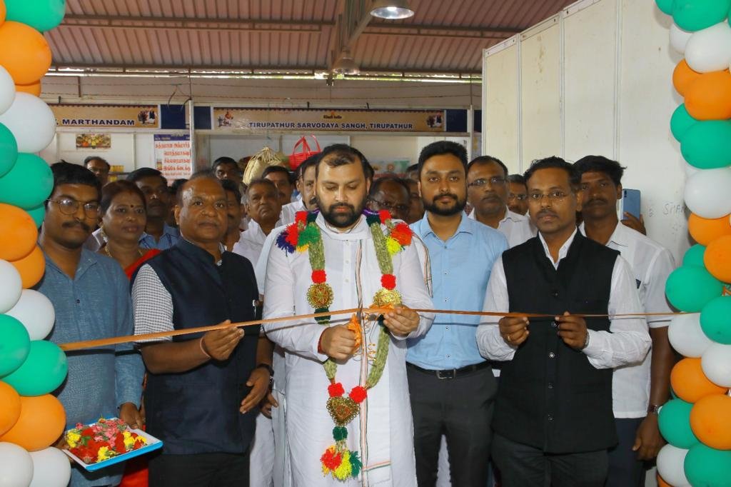 pibchennai's tweet photo. பிரதமரின் முன்முயற்சியால் காதிகிராம பொருட்களின் விற்பனை உயர்வு: காதிகிராமத் தொழில்ஆணையதலைவர்

https://t.co/kYPSbteDLQ

@MeNarayanRane @bpsvermabjp @minmsme @PIBIndiaMSME @kvicindia @MIB_India @PIB_India @PRO_Tiruppur @tiruppurcorp https://t.co/pK2fYPbkIM