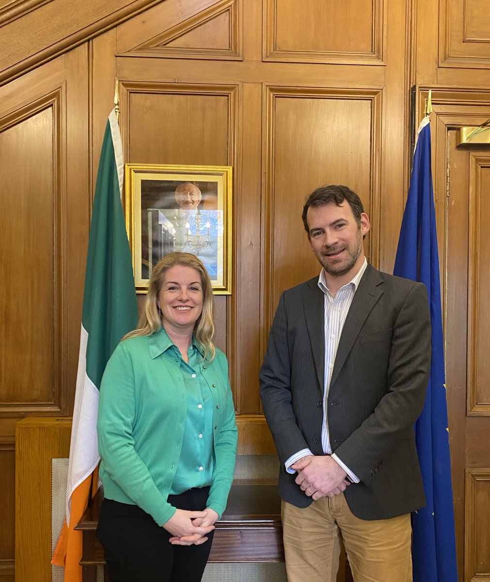 irlscotland's tweet image. Consul General Jerry O’Donovan was pleased to welcome @houchin_liz to the Consulate this morning to discuss her 3-week residency at the Scottish Poetry Library, supported by @poetryireland, as well as ideas for further collaboration. ✏️📜📝✒️

Happy #StPatricksDay Liz! ☘️