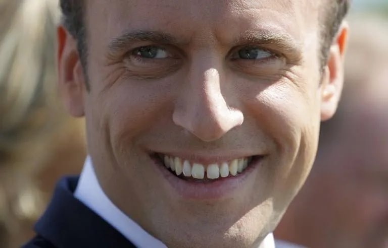 _Dexeryl's tweet image. Qu’est-ce qui se cache derrière ce sourire ? #MacronEXPLOSION